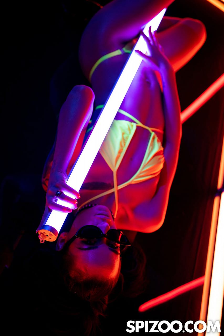 Sötét hajú, vékony pornósztár, Freya Dee levetkőzik és hátsó behatolásra készül - Freya Dee - 3. kép