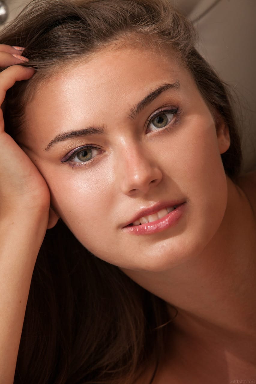 Sportos alkatú barna szépség, Muse megmutatja domborulatait és pózol - Múzsa - 18. kép