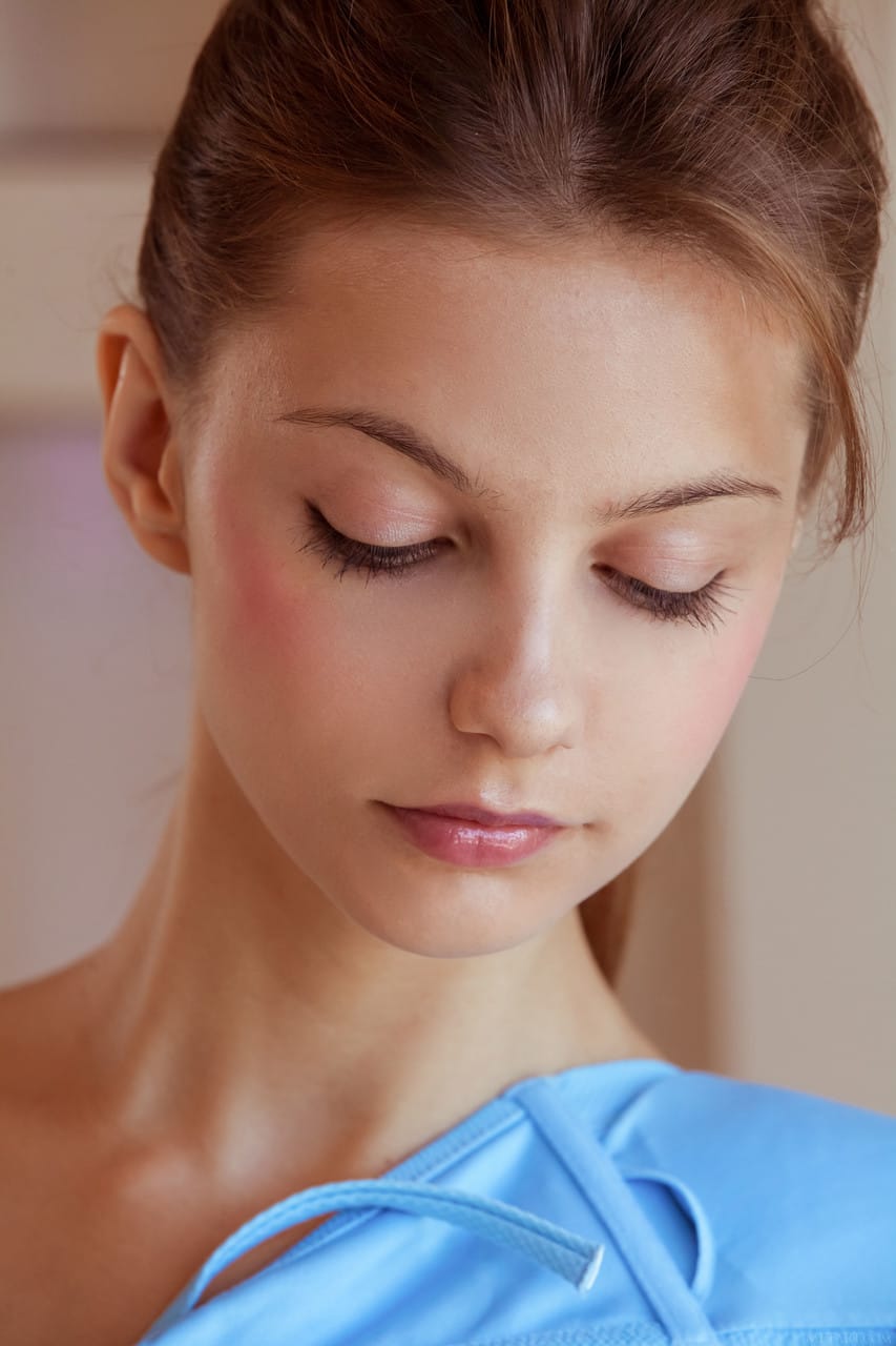 Aranyos tinilány, Emma Sweet a copfjával büszkén mutatja meg a sima punciját - Emma Édes - 7. kép