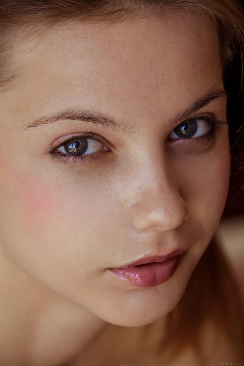 Aranyos tinilány, Emma Sweet a copfjával büszkén mutatja meg a sima punciját - Emma Édes - 14. kép