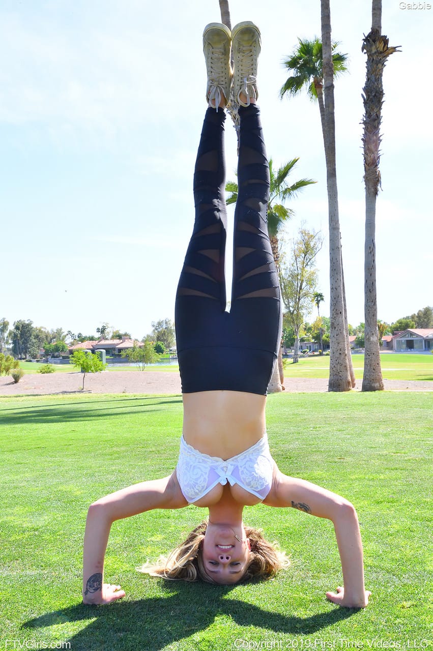 Gabbie Carter, a 18 éves szépség, merészen mutatja meg dús idomait a nyilvánosság előtt - Gabbie Carter - 3. kép