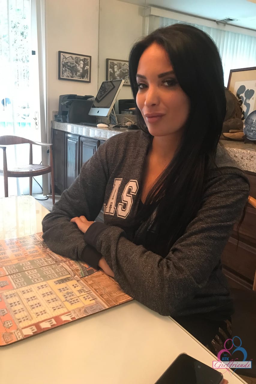 Amatőr barátnője, Anissa Kate megmutatja dús kebleit és csábító idomait egyedül - Anissa Kate - 1. kép