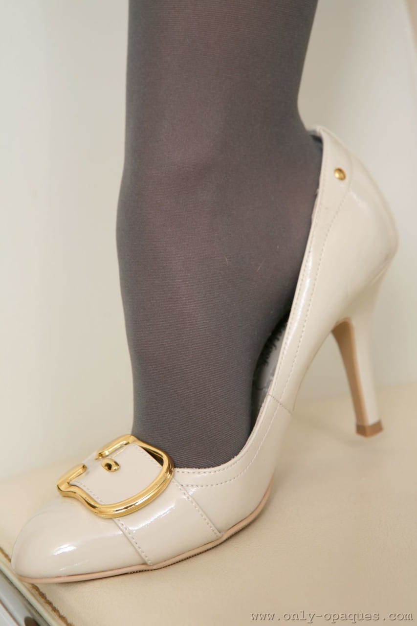 Brit titkárnő, Sophia Blake, levetkőzik a széken, hogy áttetsző harisnyában pózoljon - Mackenzie White - 14. kép