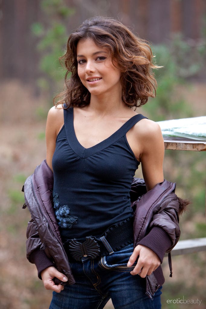 Divina A, az európai tini az erdőbe vonul, hogy meztelenül pózoljon, Divina A - Glamúr, Tökéletes, Fiatal - 1. kép