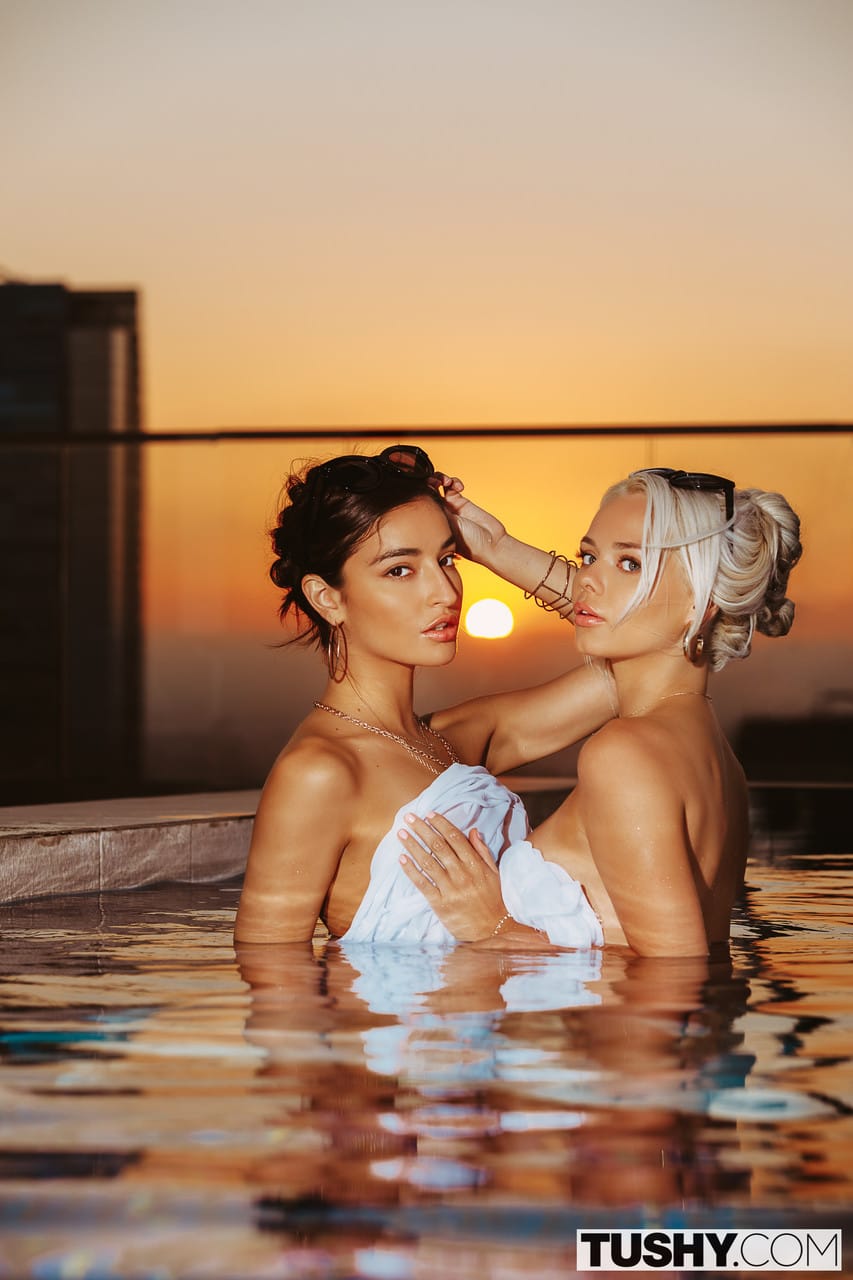 Elsa Jean & Emily Willis - exkluzív leszbikus fotók, Elsa Jean, Emily Willis - Leszbikus, Bikini, Medence - 10. kép