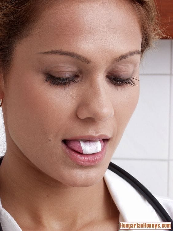 Eva Roberts dögös nővér a sztetoszkópjáig vetkőzik tanulás közben, Eva Roberts - MILF, Érett, Nővér - 2. kép