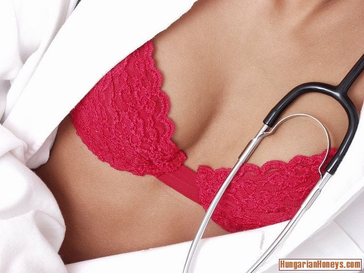 Eva Roberts dögös nővér a sztetoszkópjáig vetkőzik tanulás közben, Eva Roberts - MILF, Érett, Nővér - 4. kép