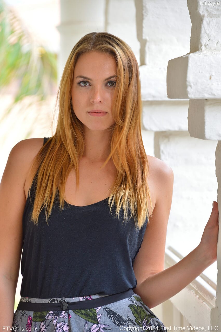 Mikayla, a latin MILF levetkőzik és kézállást mutat be az udvaron, Mikayla - MILF, Felszoknya, Bugyi - 2. kép