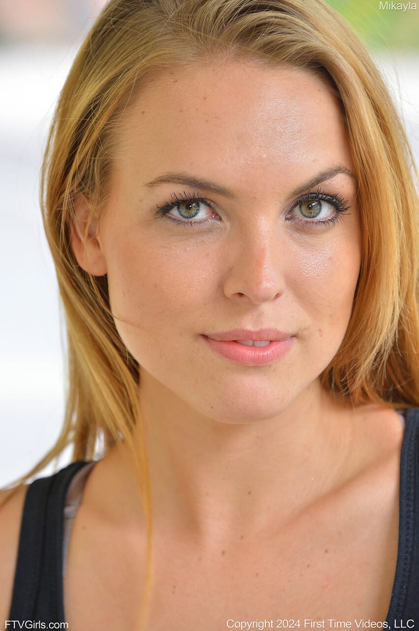 Mikayla, a latin MILF levetkőzik és kézállást mutat be az udvaron, Mikayla - MILF, Felszoknya, Bugyi - 6. kép