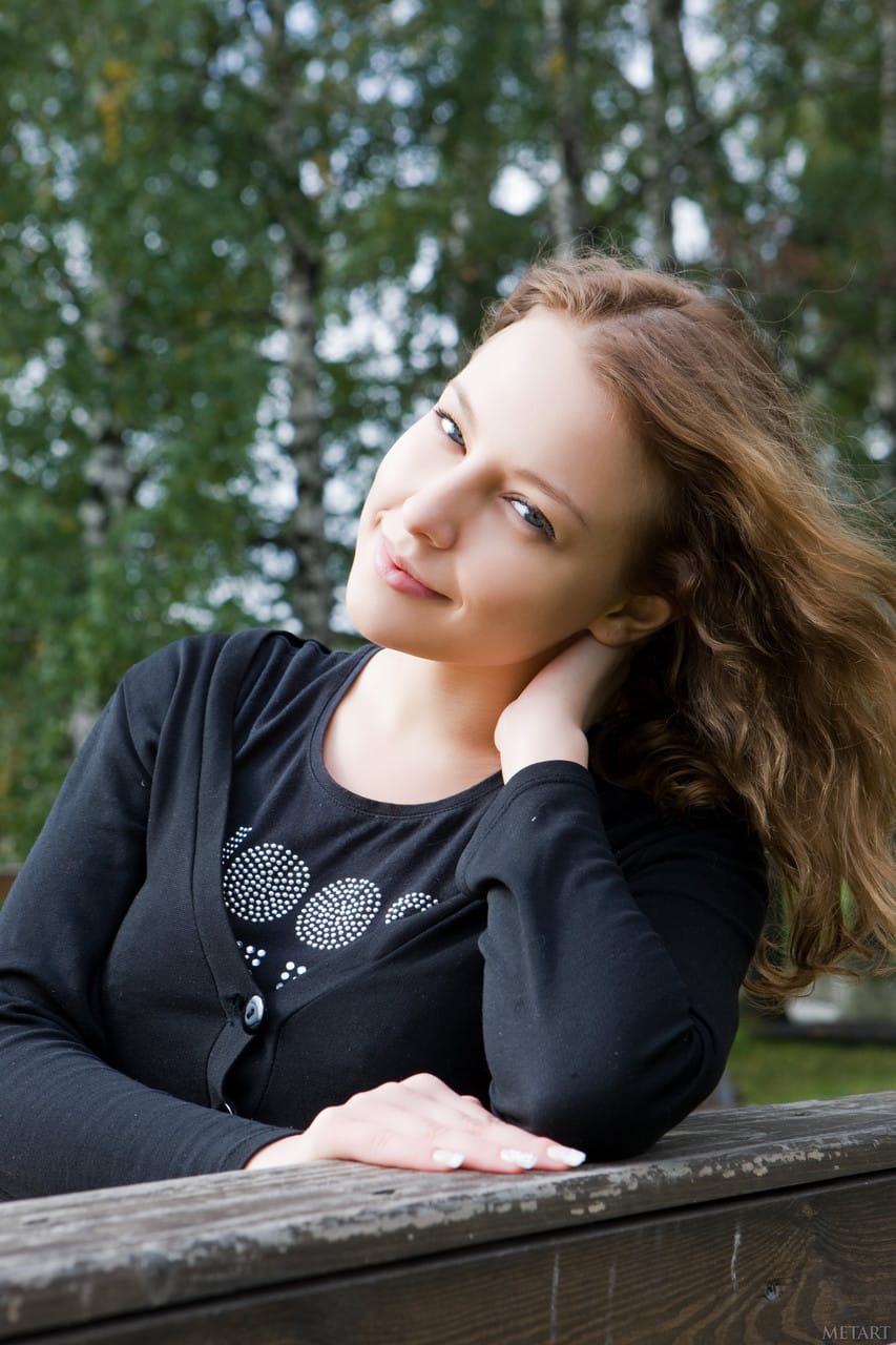 Nikia A természetes keblekkel és borotvált puncival pózol szólóban, Nikia A - Gyönyörű, Ruha, Fiatal - 20. kép