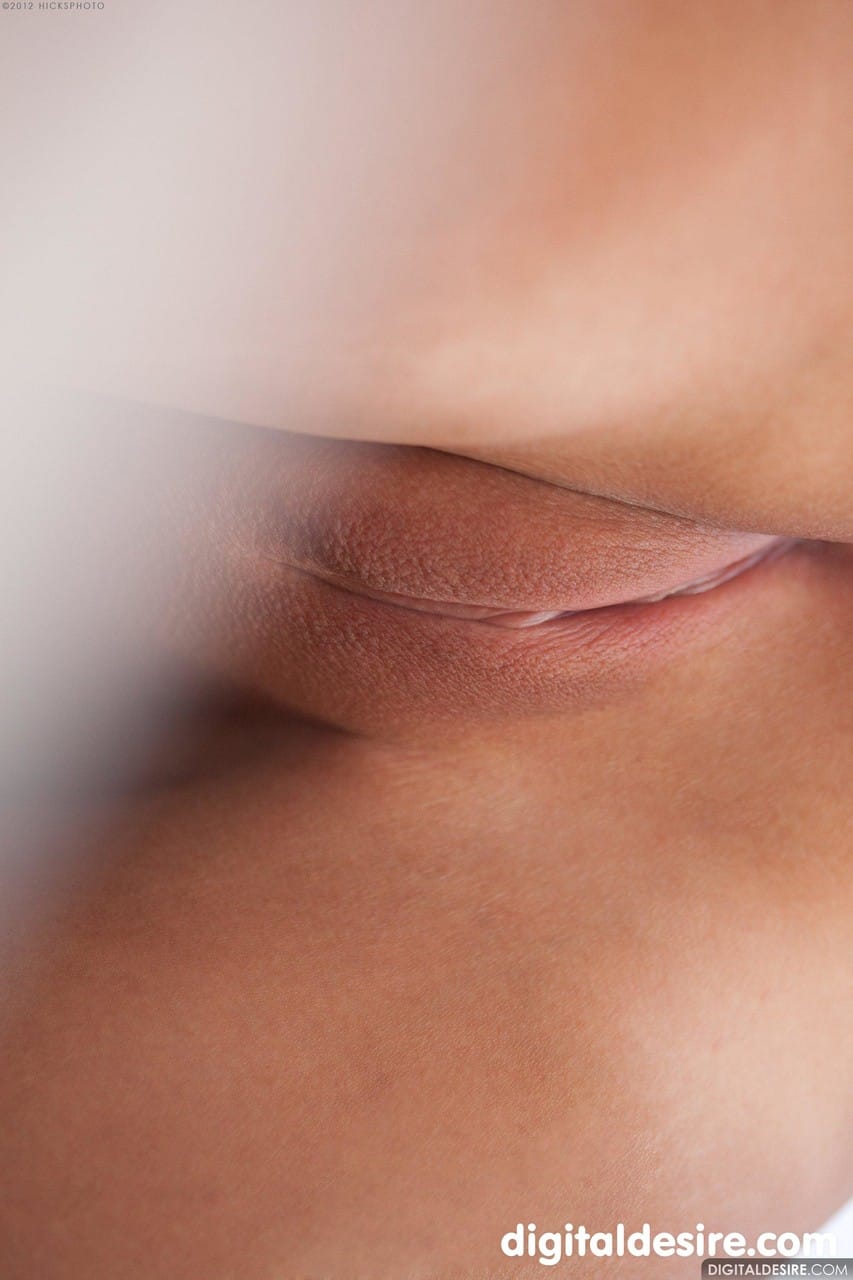 Sally Charles csábító borotvált puncija közelről, Sally Charles - Bombázó, Punci, Borotvált - 19. kép