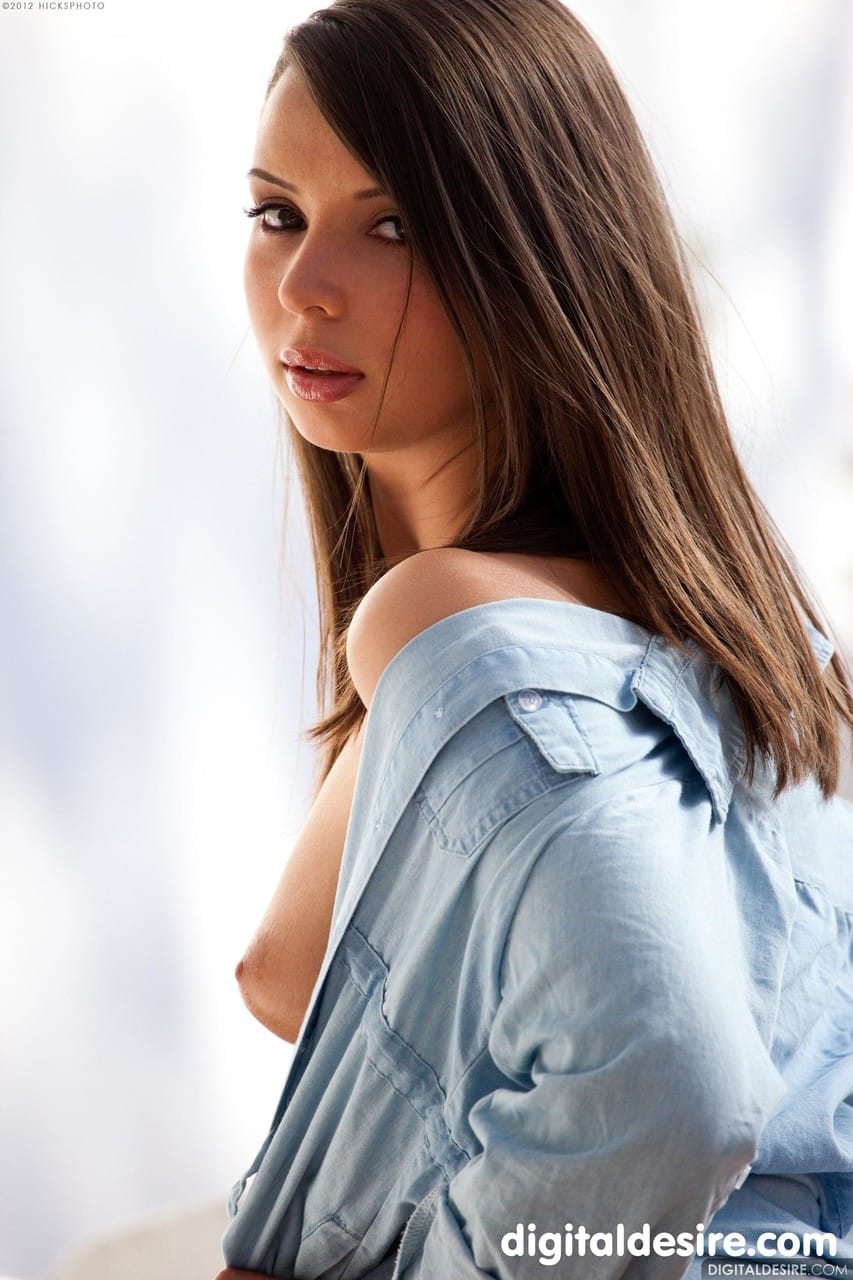 Sally Charles csábító borotvált puncija közelről, Sally Charles - Bombázó, Punci, Borotvált - 3. kép