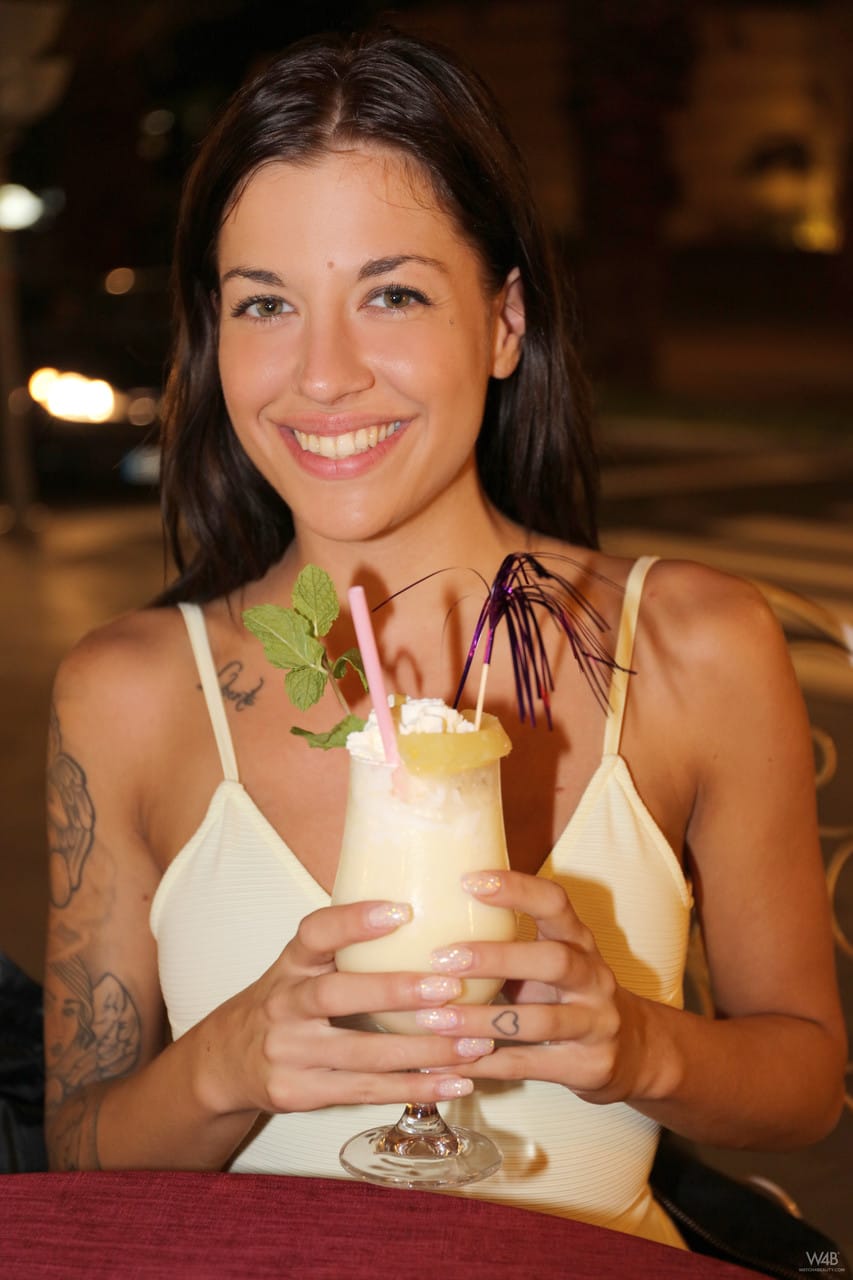 Lélegzetelállító barna szépsége megmutatja tetoválásokkal díszített testét és nagy klitoriszát, Silvia Dellai - Punci, Szexi, Glamúr - 20. kép