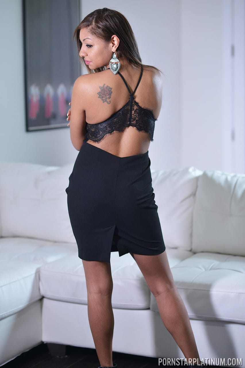 Gabriella Lane levetkőzik és megmutatja magát, Gabriella Lane - Latina, Ruha, Szexi - 2. kép