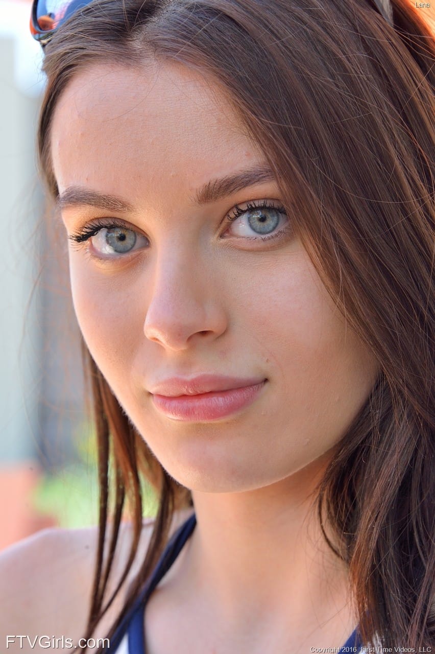 Lana Rhoades - természetben vetkőzős túra, Lana Rhoades - Arc, Telt fenék, Bombázó - 5. kép