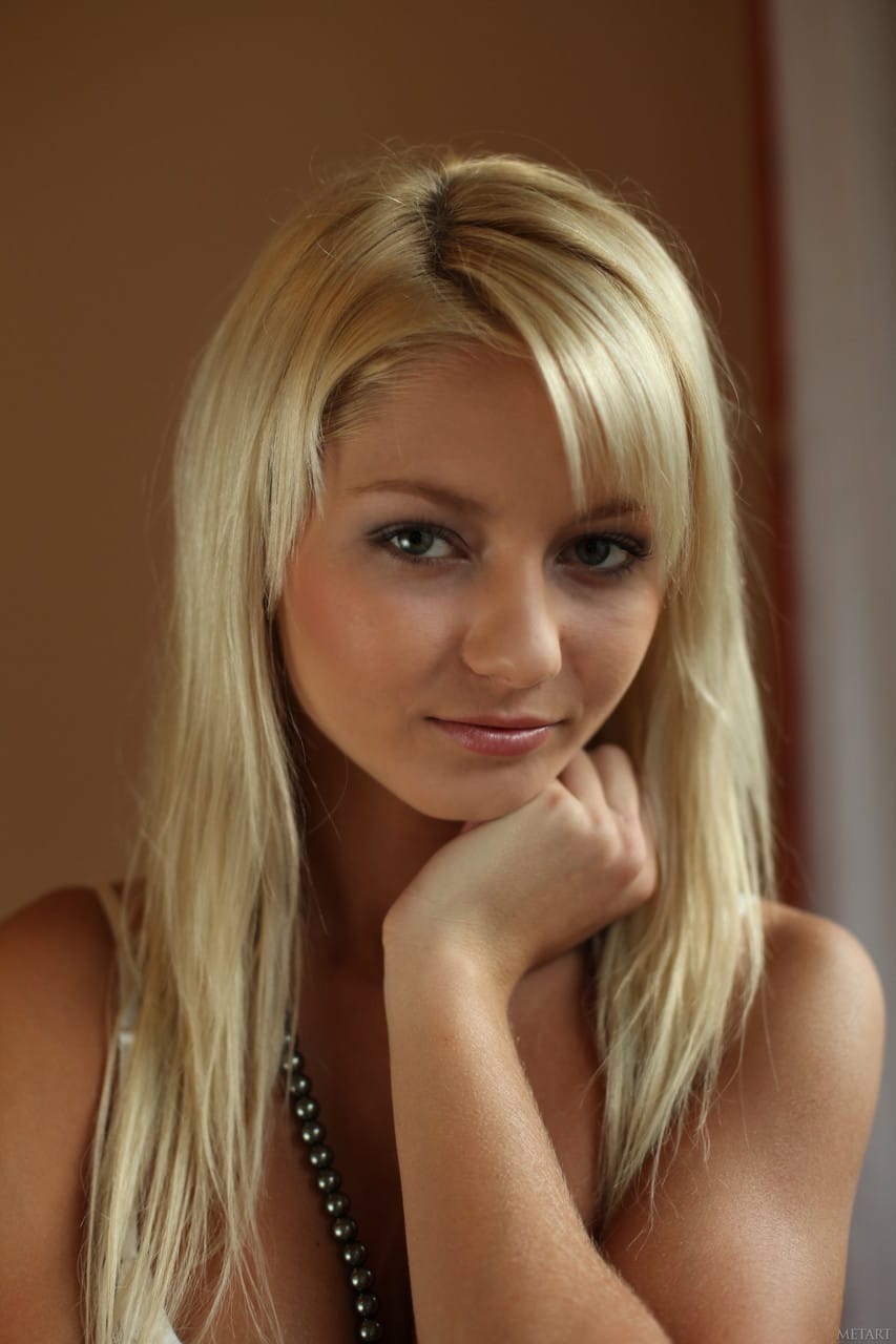 Pinky June - fehér ruhából kibújva, Pinky June - Amatőr, Fiatal, Bombázó - 1. kép