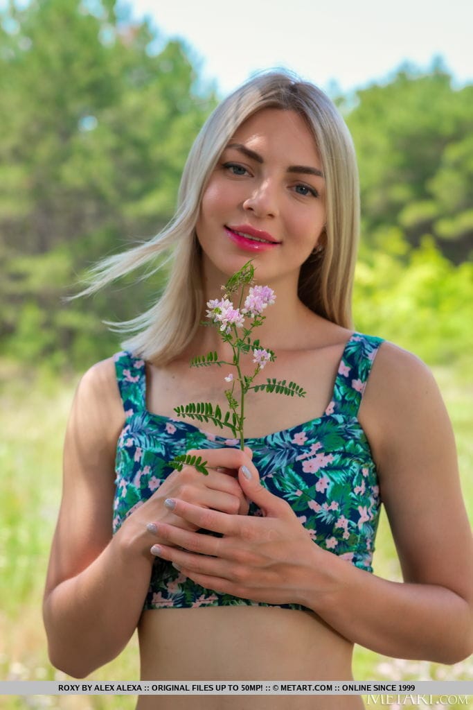 Roxy - meztelenül a természetben, Roxy - Cuki, Fiatal, Gyönyörű - 1. kép