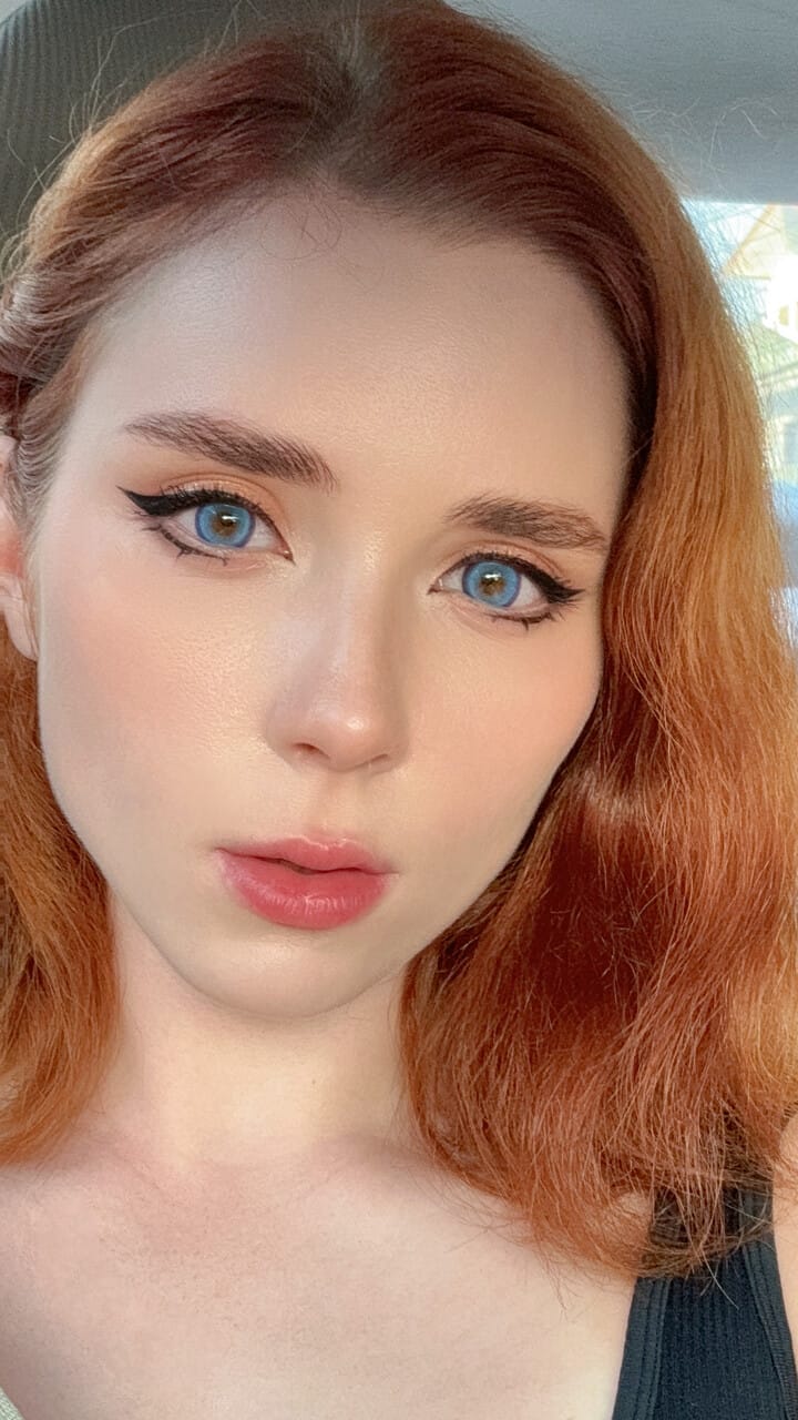 Sweetie Fox OF - exkluzív OnlyFans fotók, Sweetie Fox OF - Vörös, Popsi, Szoknya - 18. kép