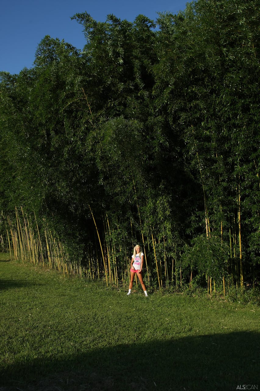 Franziska Facella meztelenül egy ranch különböző helyszínein, Franziska Facella - Gyönyörű, Német, Apró Cicik - 18. kép