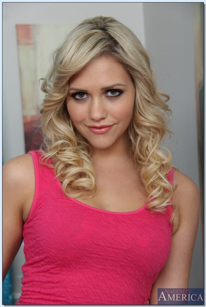 Mia Malkova meztelenül terpeszkedik, Johnny Castle, Mia Malkova - Barátnő, Csinos, Terpeszkedés - 5. kép