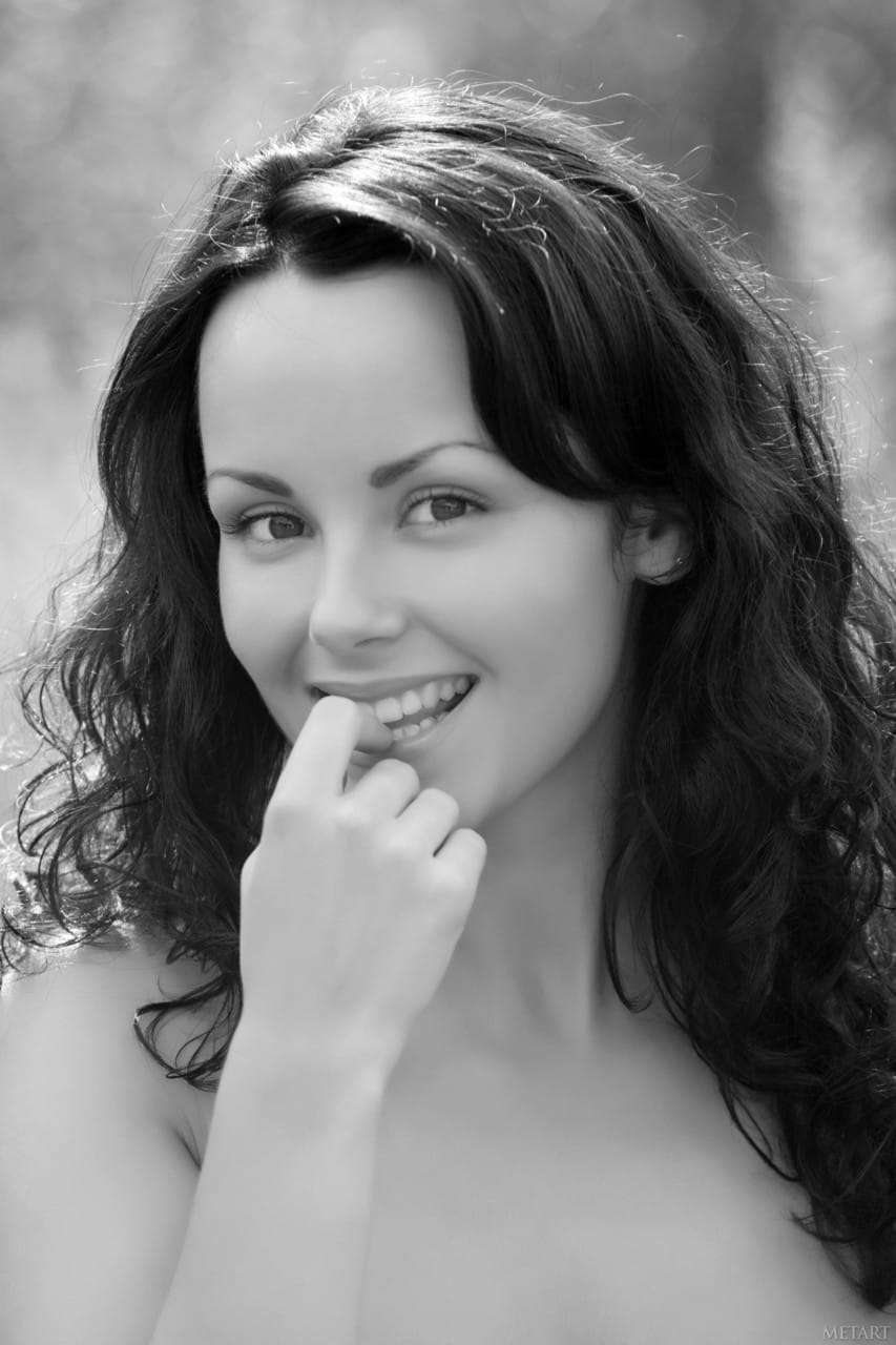 Mirelle Ahe - göndör barna angyal a szabadban, Mirelle Ahe - Szőrös, Szabadban, Erotikus - 1. kép