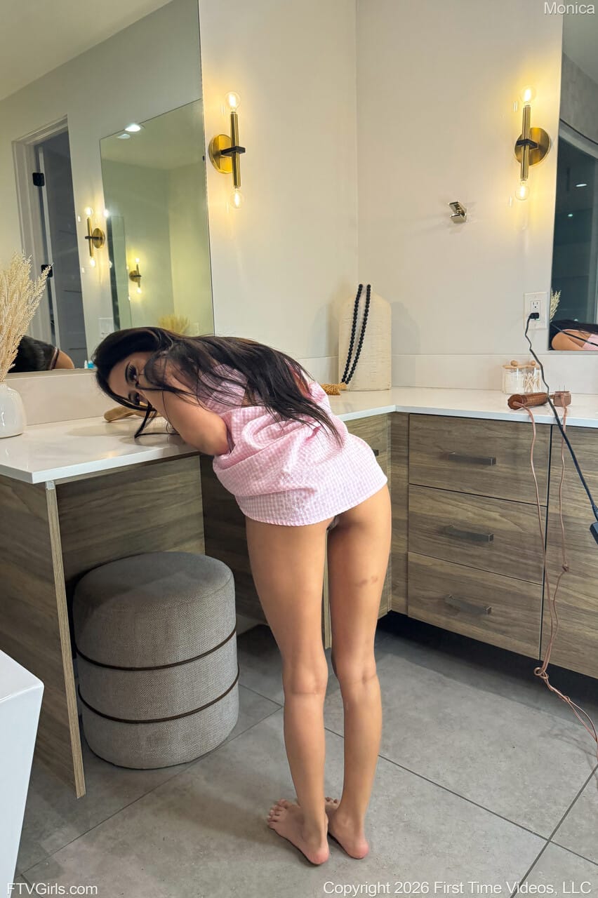 Monica megmutatja magát – amatőr szólóshow, Monica - Latina, Apró, Fehér - 9. kép