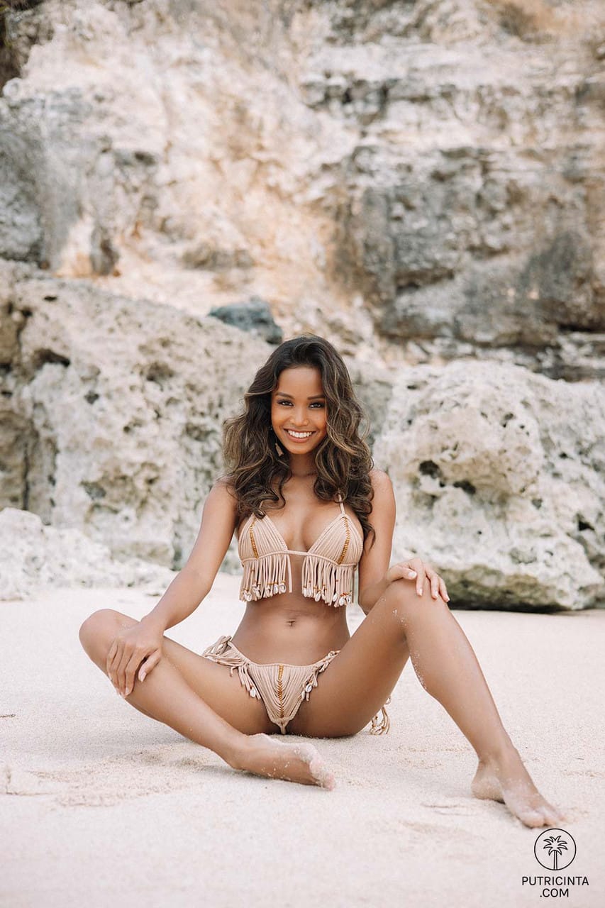 Putri Cinta szabadban pózol, Putri Cinta - Gyönyörű, Bikini, Ázsiai - 10. kép