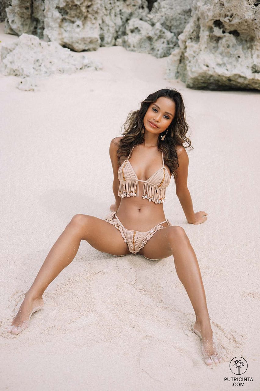 Putri Cinta szabadban pózol, Putri Cinta - Gyönyörű, Bikini, Ázsiai - 11. kép
