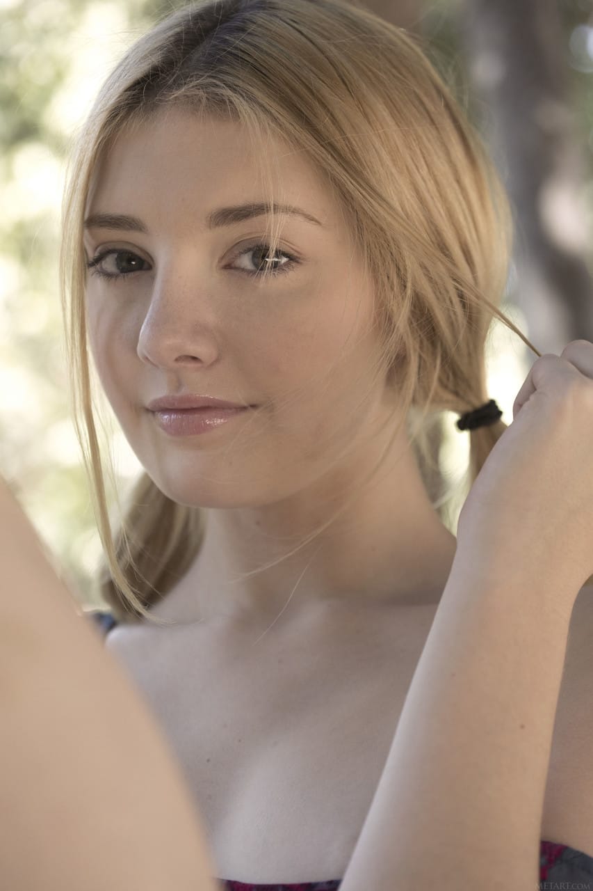 Lena Anderson szőke szépség vetkőzik a szabadban, Lena Anderson - Szexi, Tökéletes, Punci - 5. kép