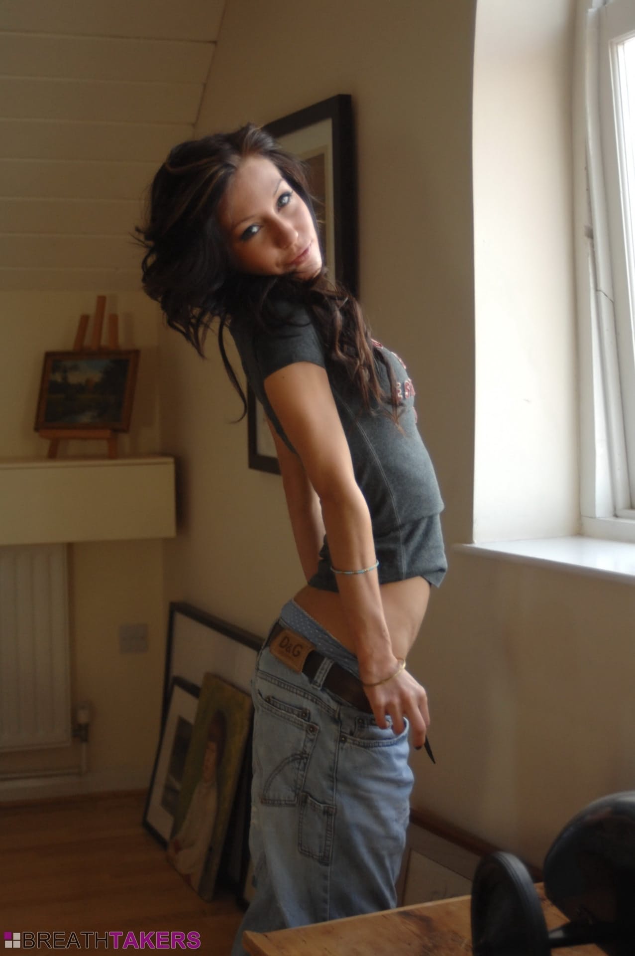 Amelie Alden – gyönyörű barna szépség szexi fotói, Amelie Alden - Vékony, Apró, Farmer - 3. kép