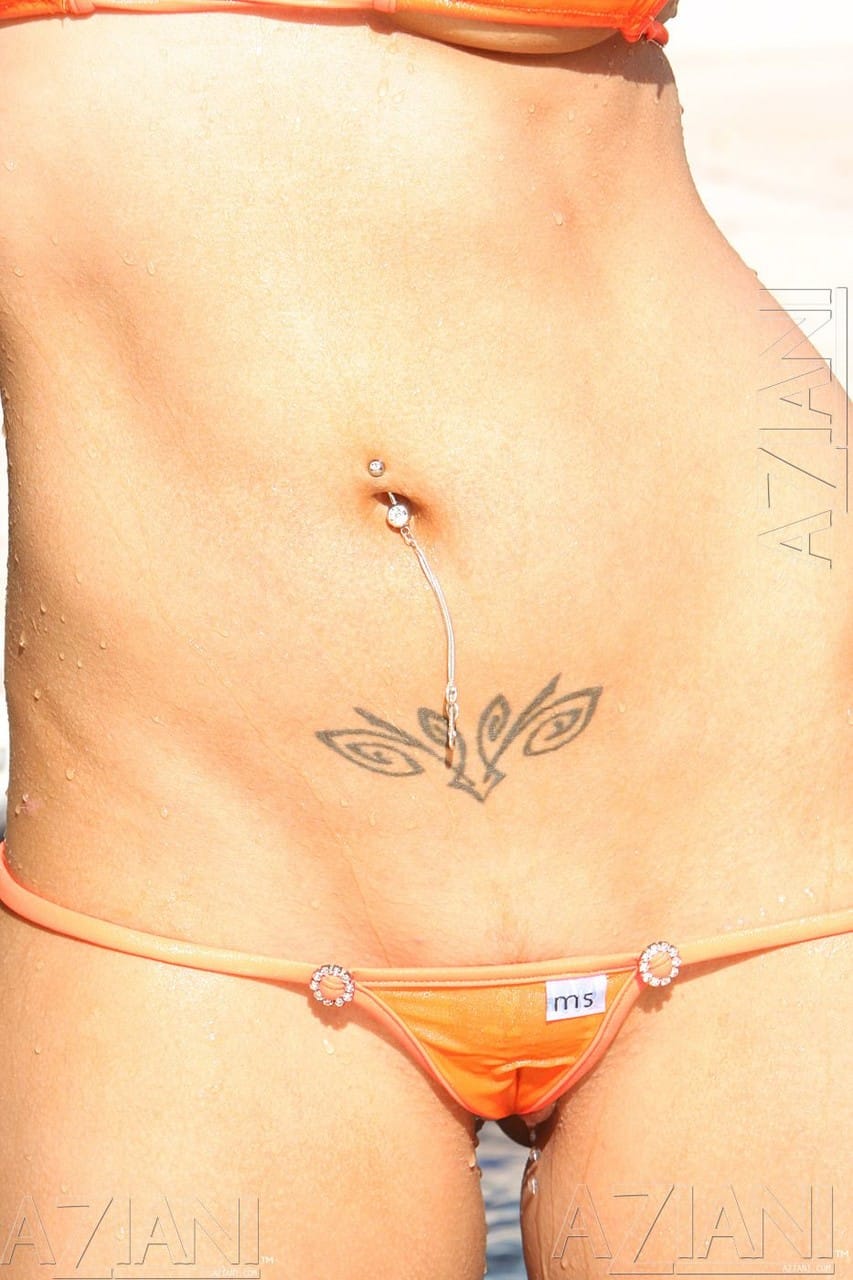 Heather Summers napszemüvegben és gyöngysorban bújik ki bikinijéből, Heather Summers - Bikini, Nagy Cicik, Szemüveges - 10. kép