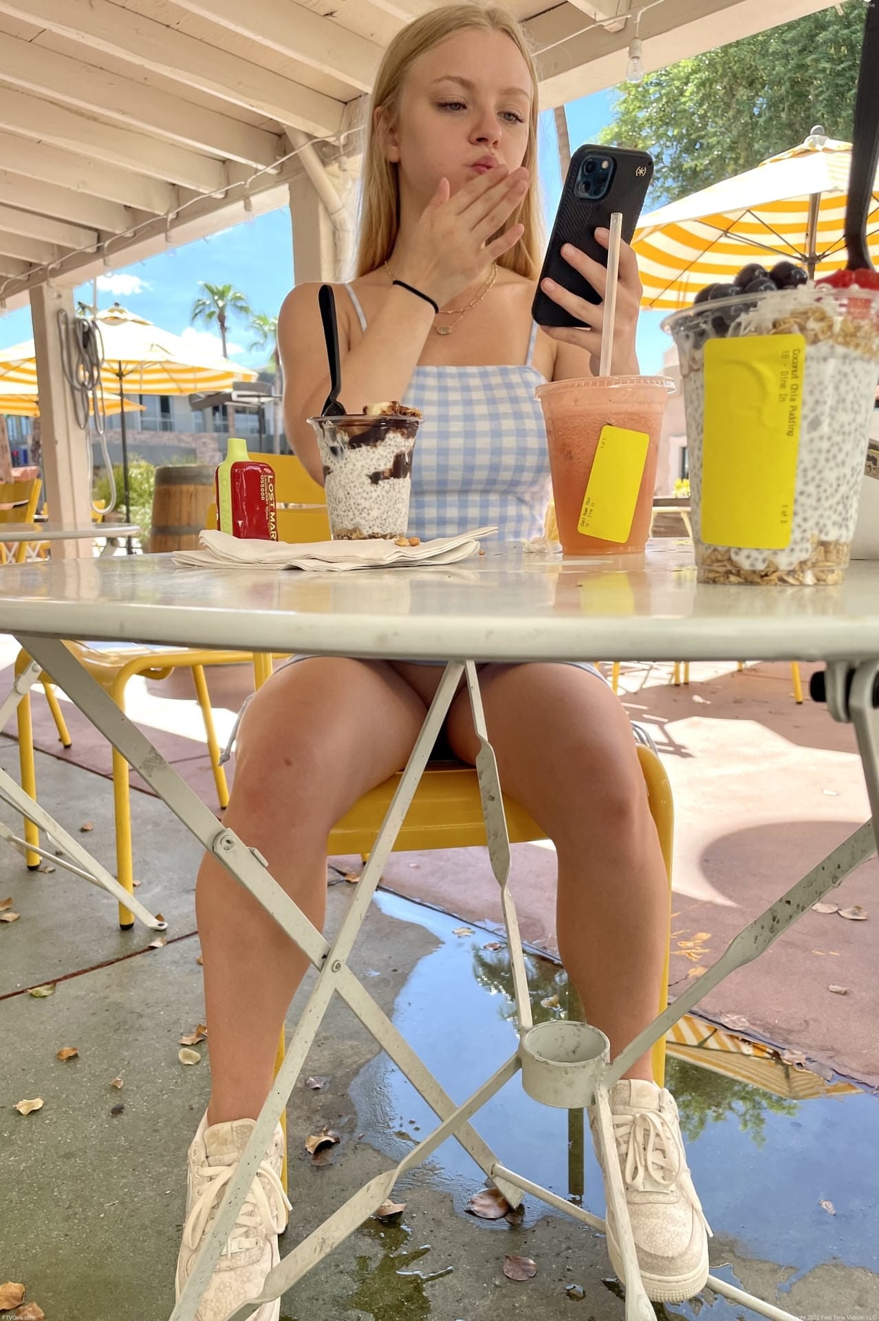Kylie Shay – apró szőke szépség dögös közszereplése, Kylie Shay - Fiatal, Upskirt, Nyilvános - 17. kép