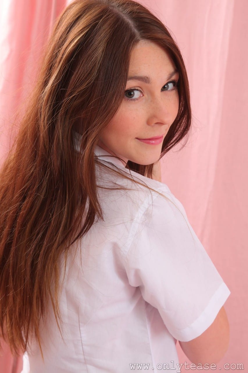 Lauren Chelsea iskoláslányként vetkőzik csizmában, Lauren Chelsea - Bugyi, Vetkőzés, Iskoláslány - 2. kép