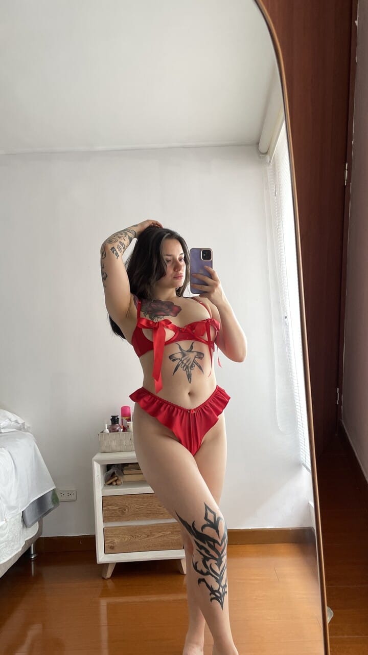 Ninaaa Brooks - tetovált bombázó a piros bikinijében - Tetovált, Tengerpart, Popsi - 15. kép
