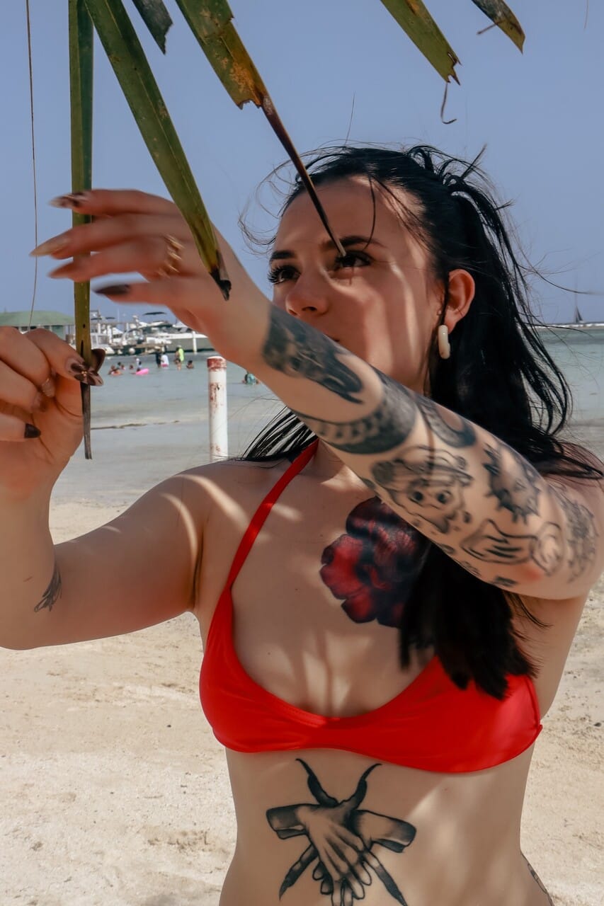 Ninaaa Brooks - tetovált bombázó a piros bikinijében - Tetovált, Tengerpart, Popsi - 4. kép