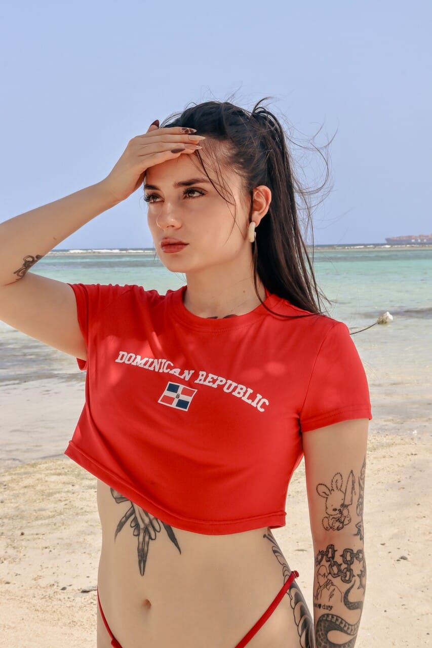 Ninaaa Brooks - tetovált bombázó a piros bikinijében - Tetovált, Tengerpart, Popsi - 5. kép
