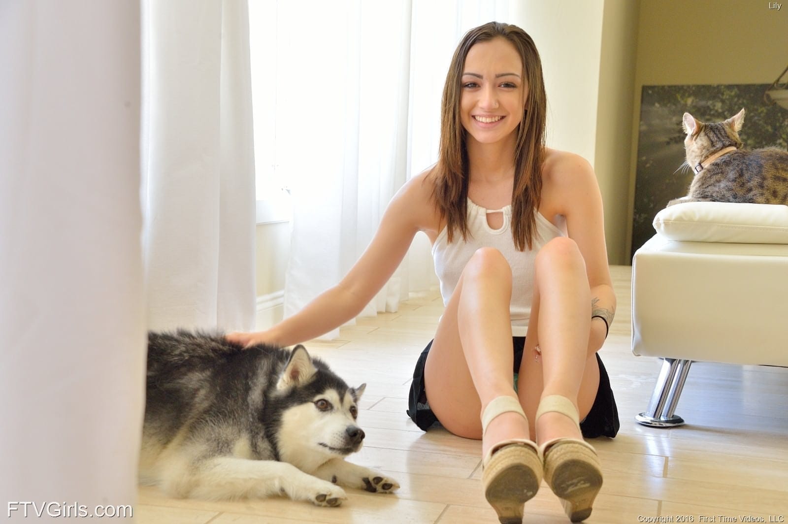 Lily Jordan - amatőr upskirt fotók a szabadban, Lily Jordan - Upskirt, Szoknya, Apró - 15. kép