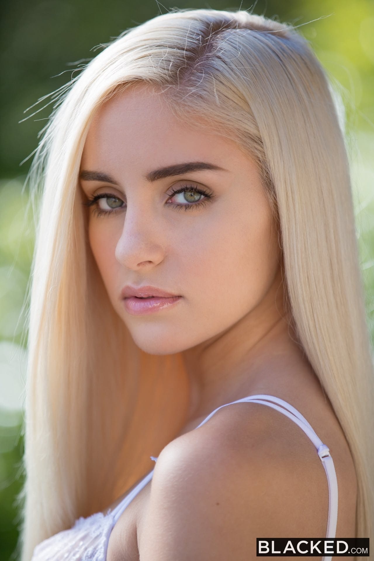 Naomi Woods fehérneműben két hatalmas fekete faszt szopik és lovagol meg egy izzó hármasban, Naomi Woods, Isiah Maxwell, Jason Brown - BBC, Arc, Fehérnemű - 3. kép