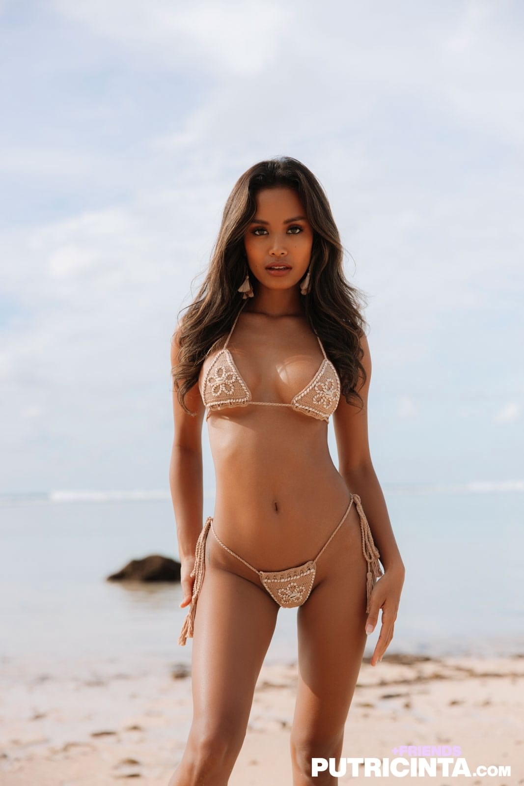 Putri Cinta dögös bikinis fotói a tengerparton, Putri Cinta - Tengerpart, Bikini, Ázsiai - 2. kép
