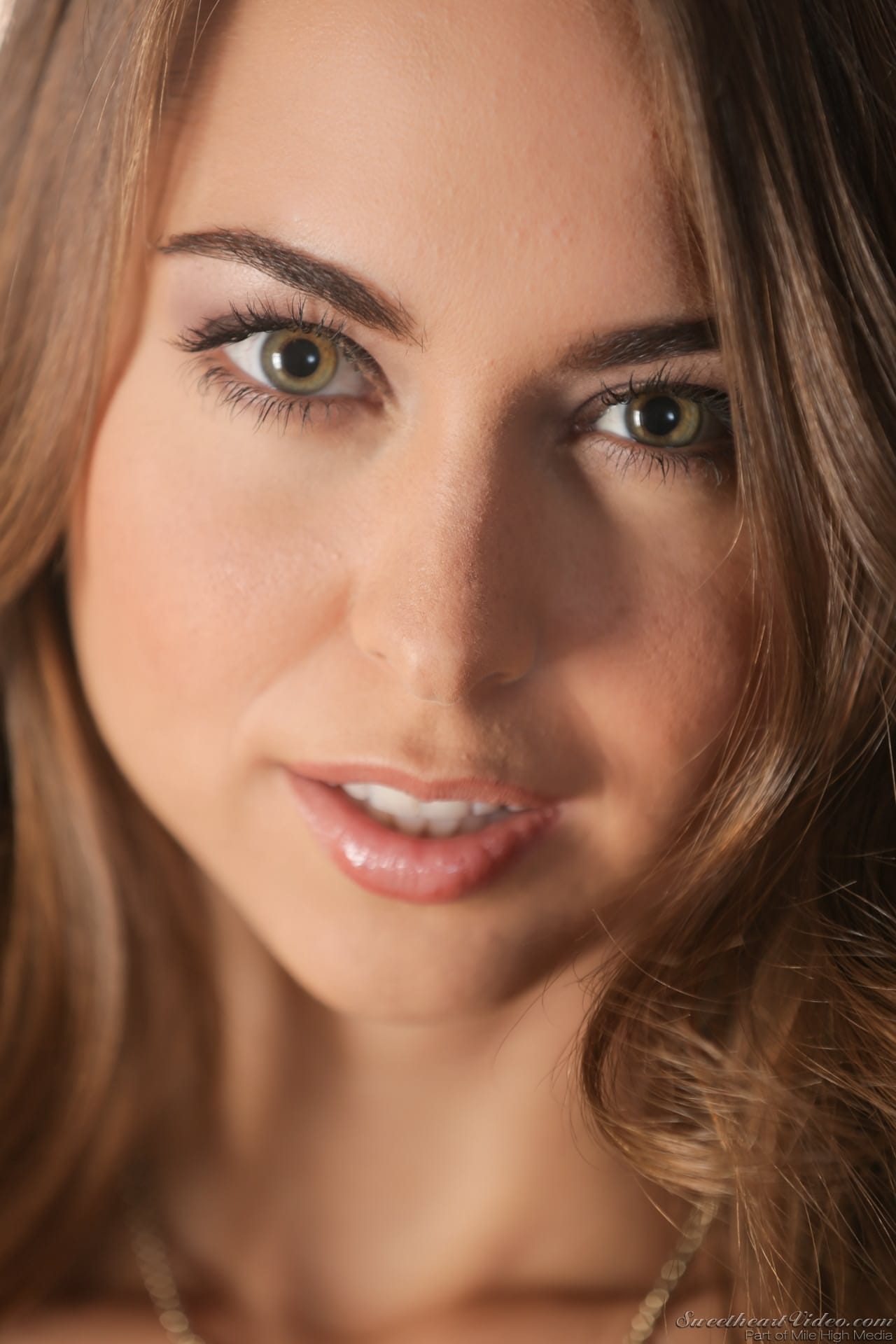 Riley Reid - szexi fotók fekete ruhában, Riley Reid - Szoknya, Feleség, MILF - 1. kép
