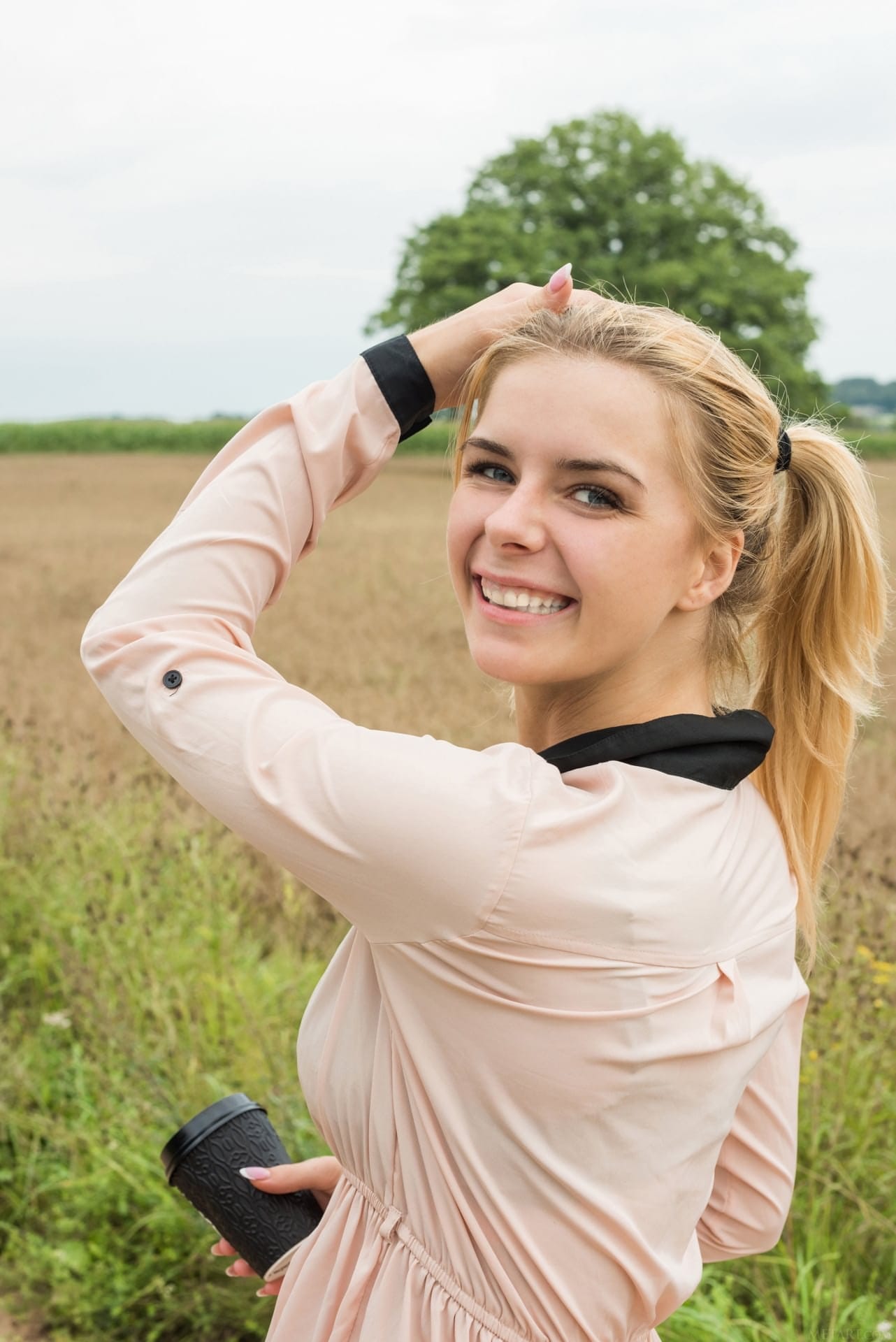 Yelena - szőke szépség vetkőzik a szabad természetben, Yelena - Szabadban, Szexi, Borotvált - 1. kép