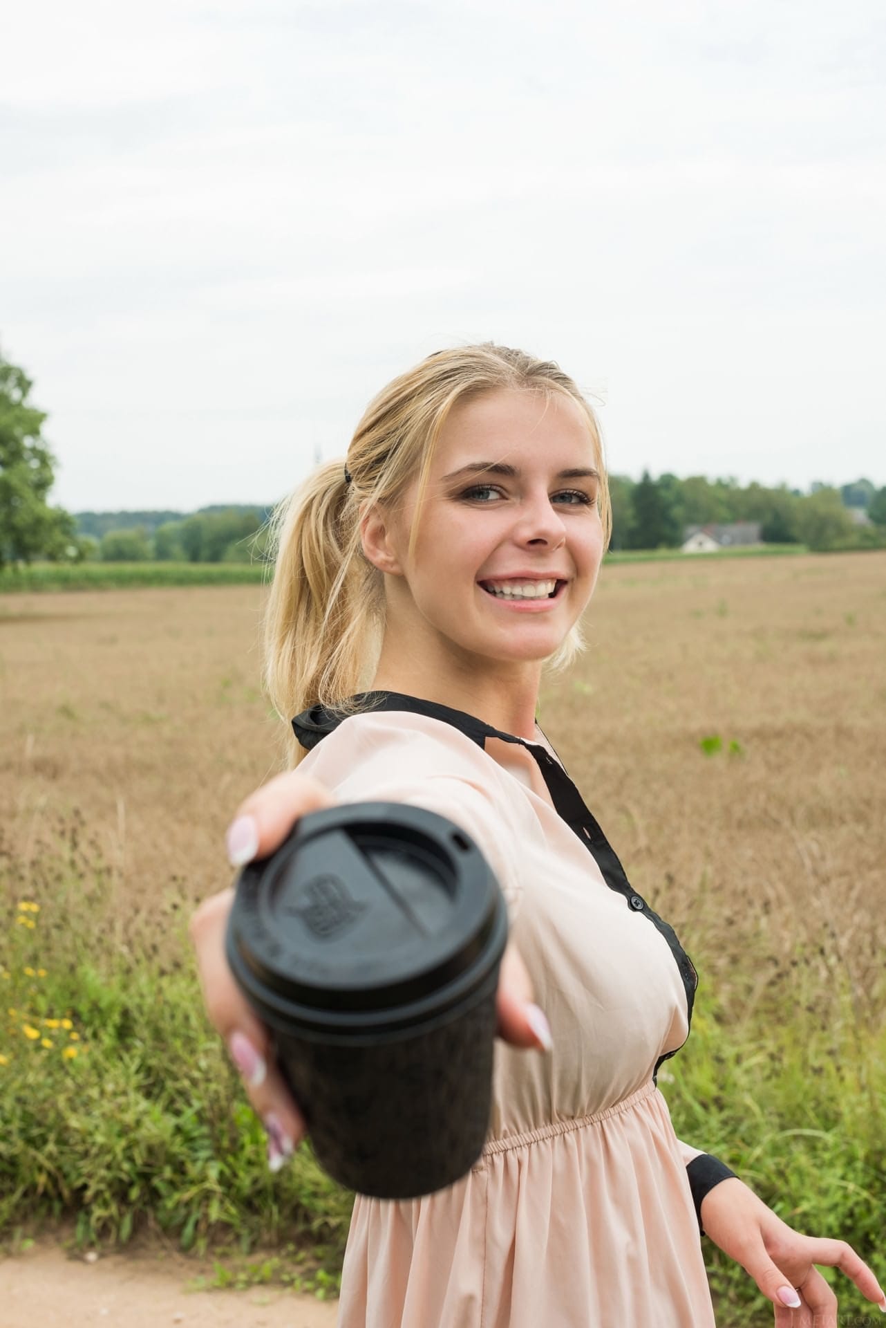 Yelena - szőke szépség vetkőzik a szabad természetben, Yelena - Szabadban, Szexi, Borotvált - 3. kép