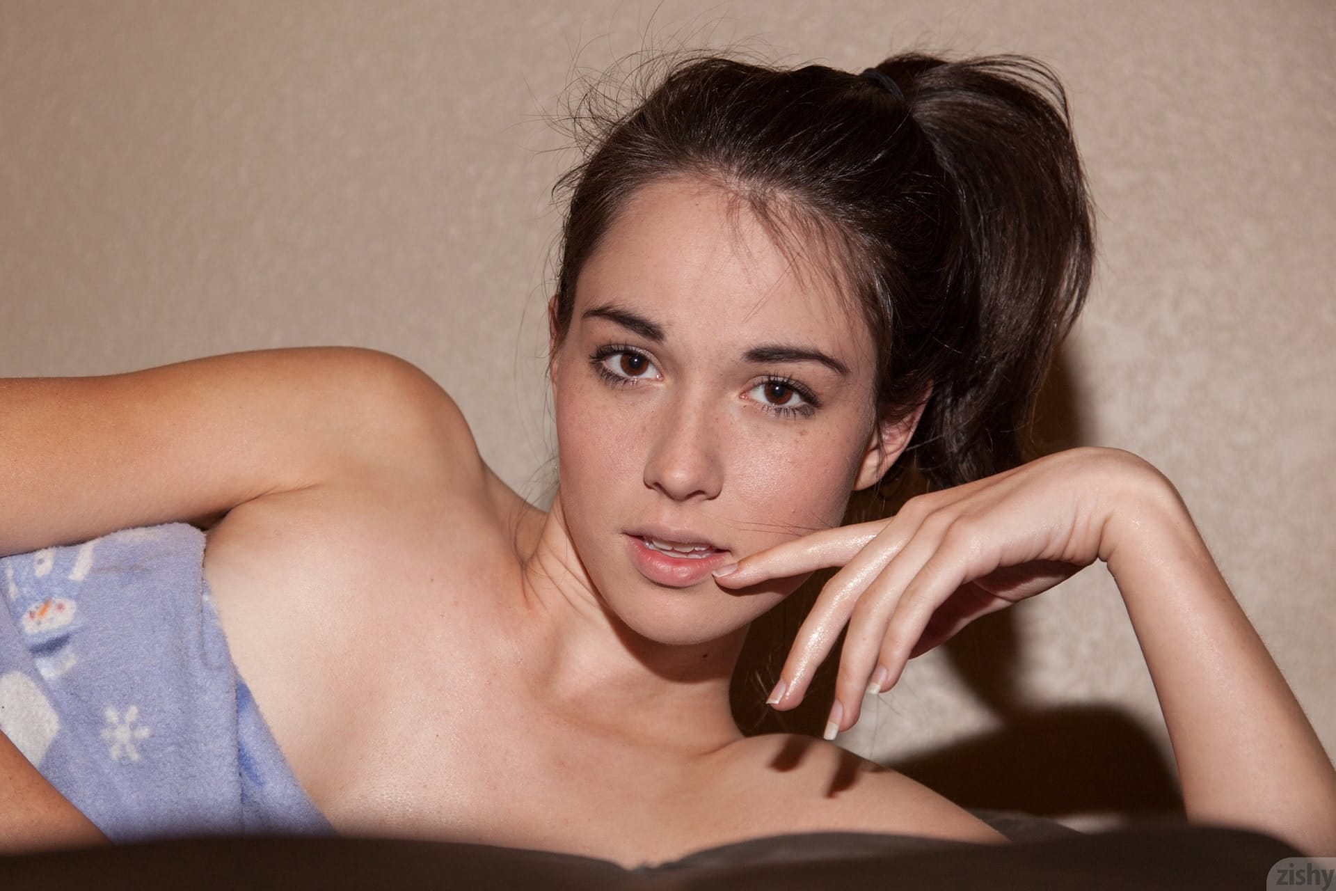 Emily Grey - tinédzser barátnő pizsamában, Emily Grey - Barátnő, Barna, Amatőr - 2. kép