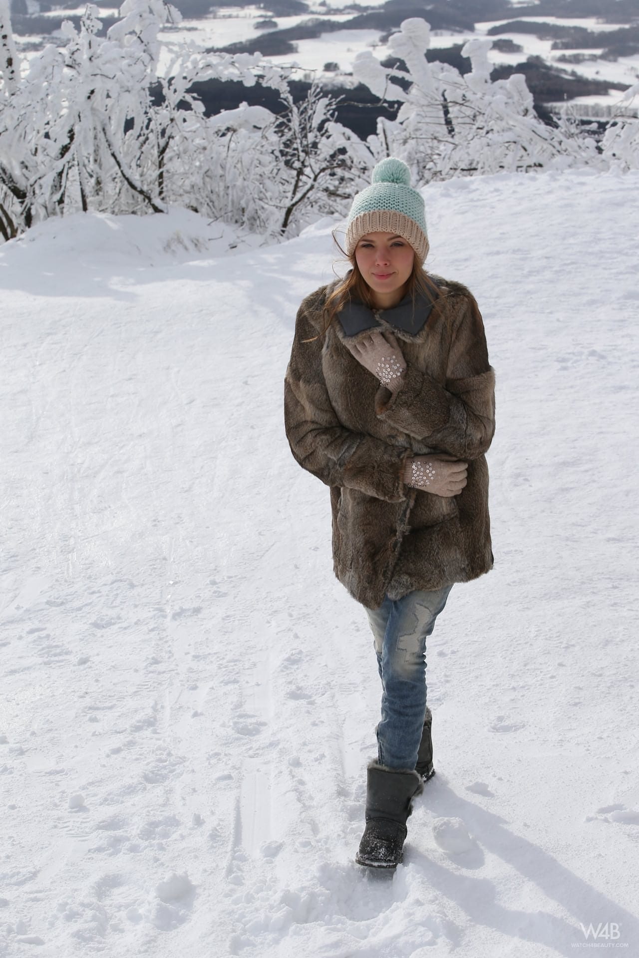 Katya Clover meztelenül a havas szabadban, Katya Clover - Nyilvános, Cseh, Német - 15. kép