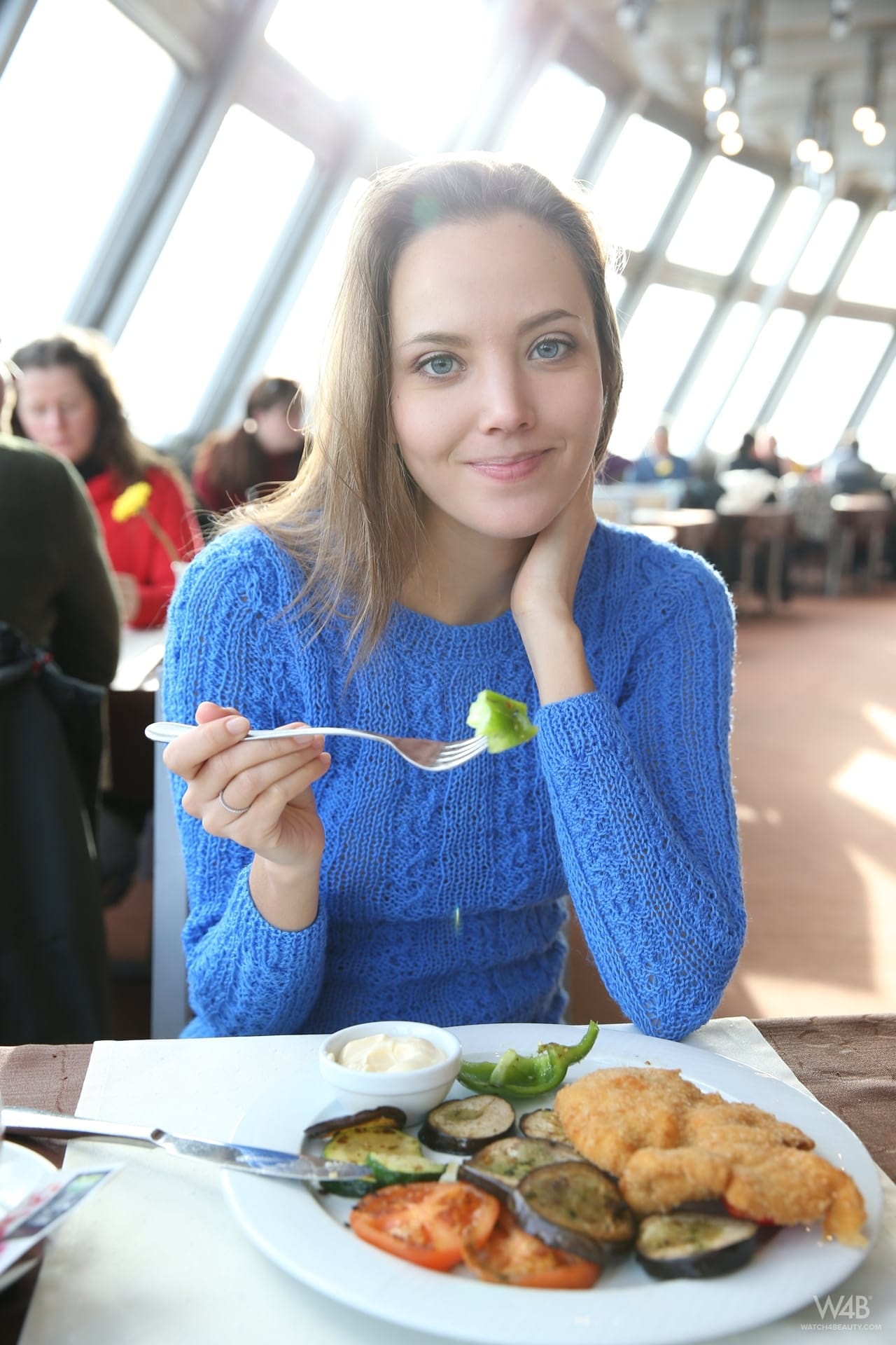 Katya Clover meztelenül a havas szabadban, Katya Clover - Nyilvános, Cseh, Német - 19. kép