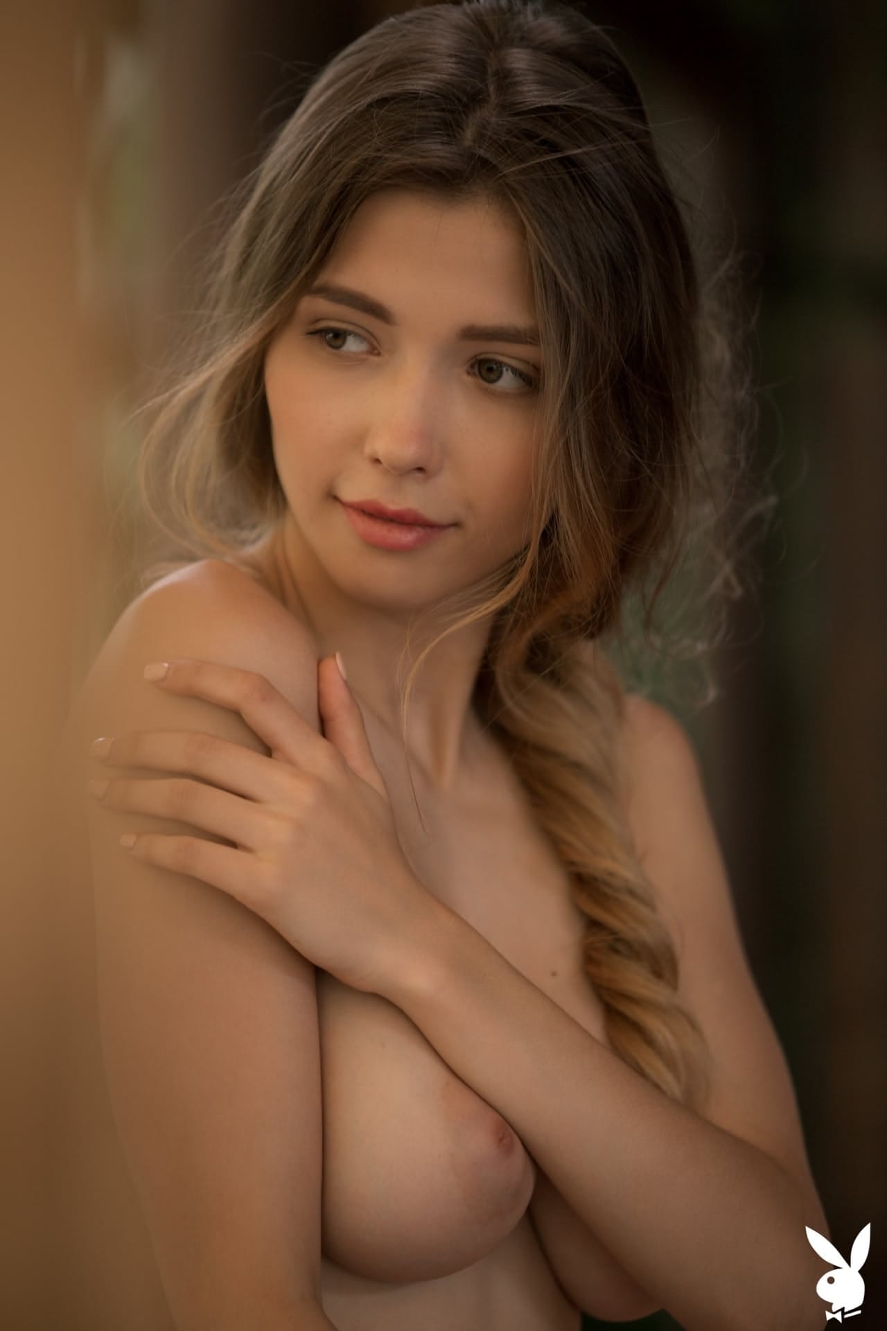 Mila Azul - exkluzív meztelen fotók, Mila Azul - Középső kihajtós, Rövid haj, Szabadban - 19. kép