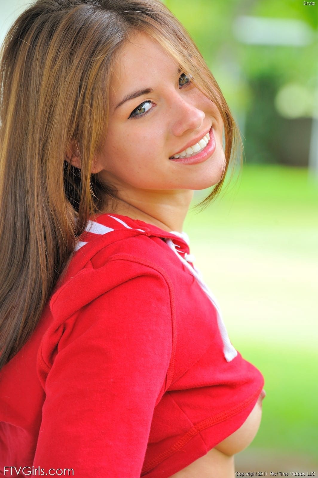 Shyla Jennings szabadban: lenyűgöző kis farmernadrágos fotók, Shyla Jennings - Tökéletes, Fiatal, Apró - 2. kép
