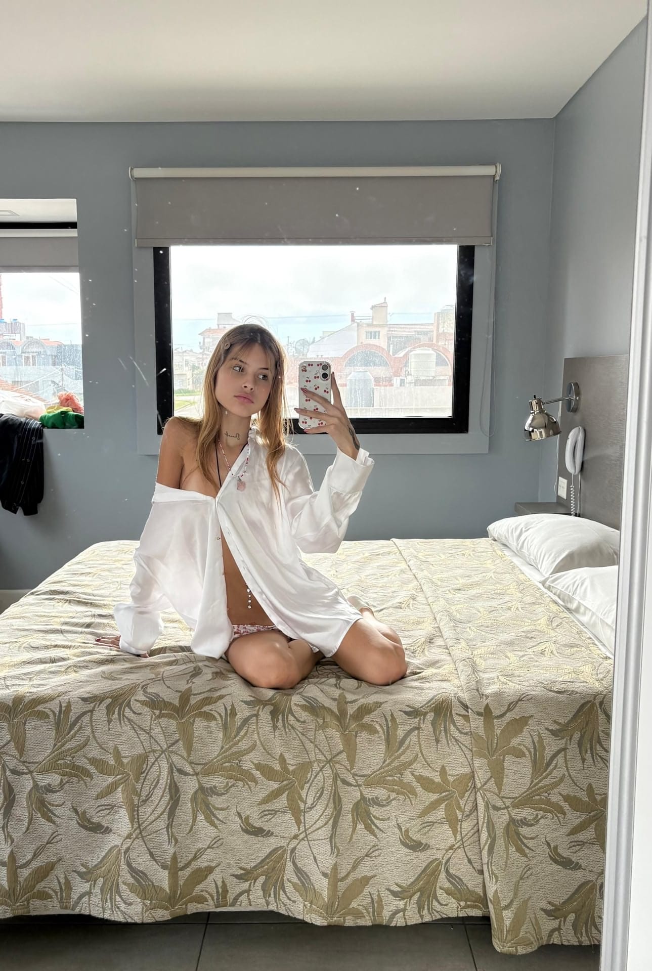 Tetovált szőke lány fehérneműben mutatja vékony testét, Tiny Lana Onlyfans - Apró, Barátnő, Szelfi - 1. kép