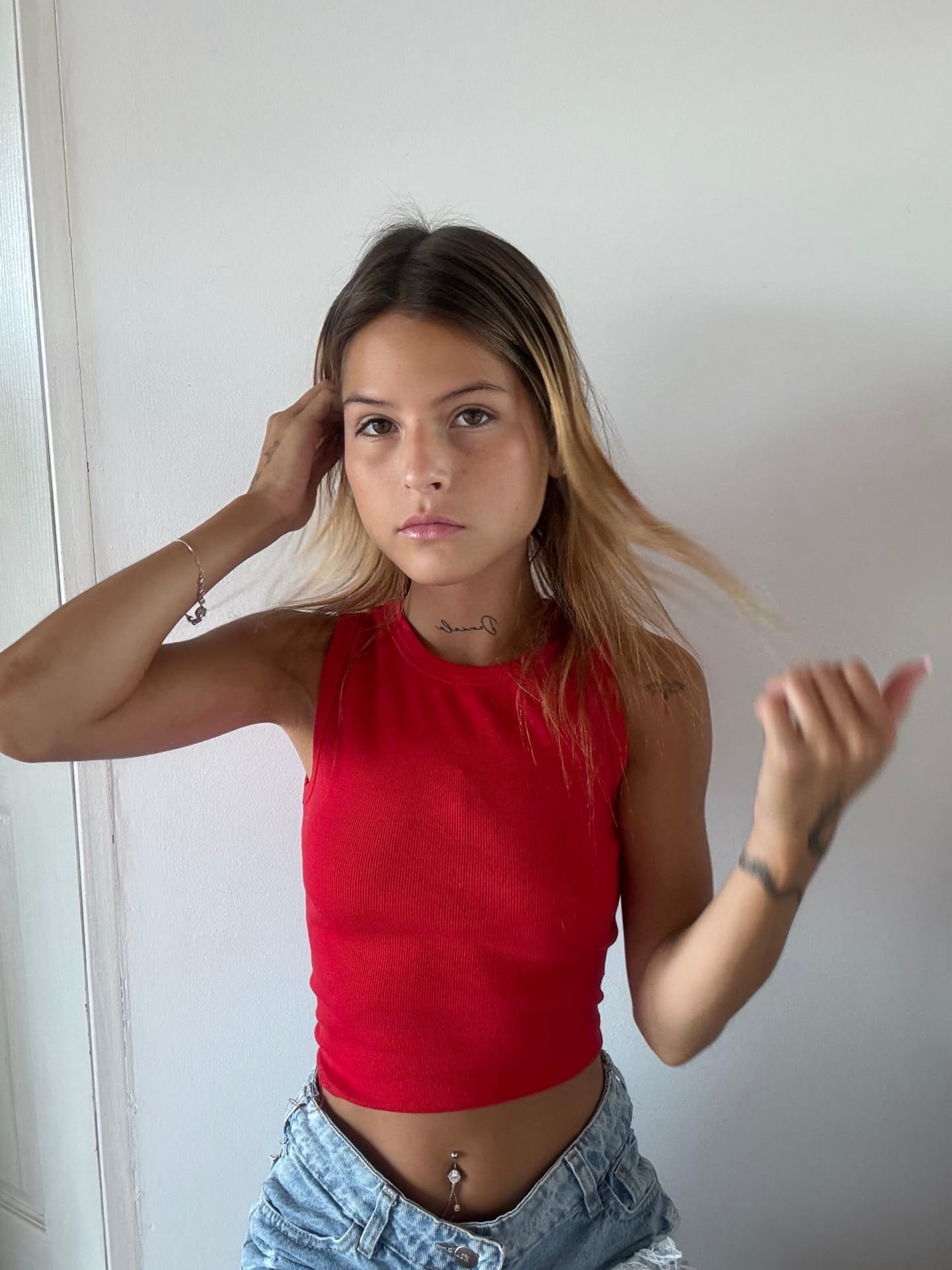 Tetovált szőke lány fehérneműben mutatja vékony testét, Tiny Lana Onlyfans - Apró, Barátnő, Szelfi - 10. kép