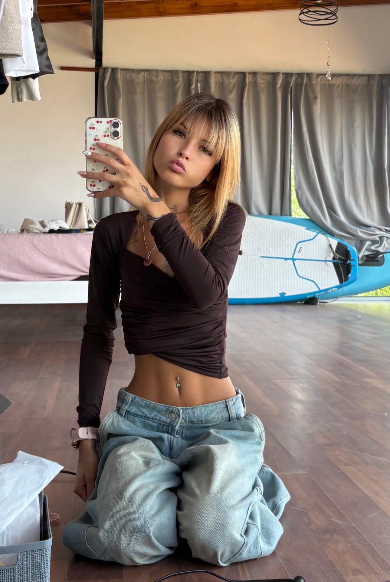 Tetovált szőke lány fehérneműben mutatja vékony testét, Tiny Lana Onlyfans - Apró, Barátnő, Szelfi - 7. kép